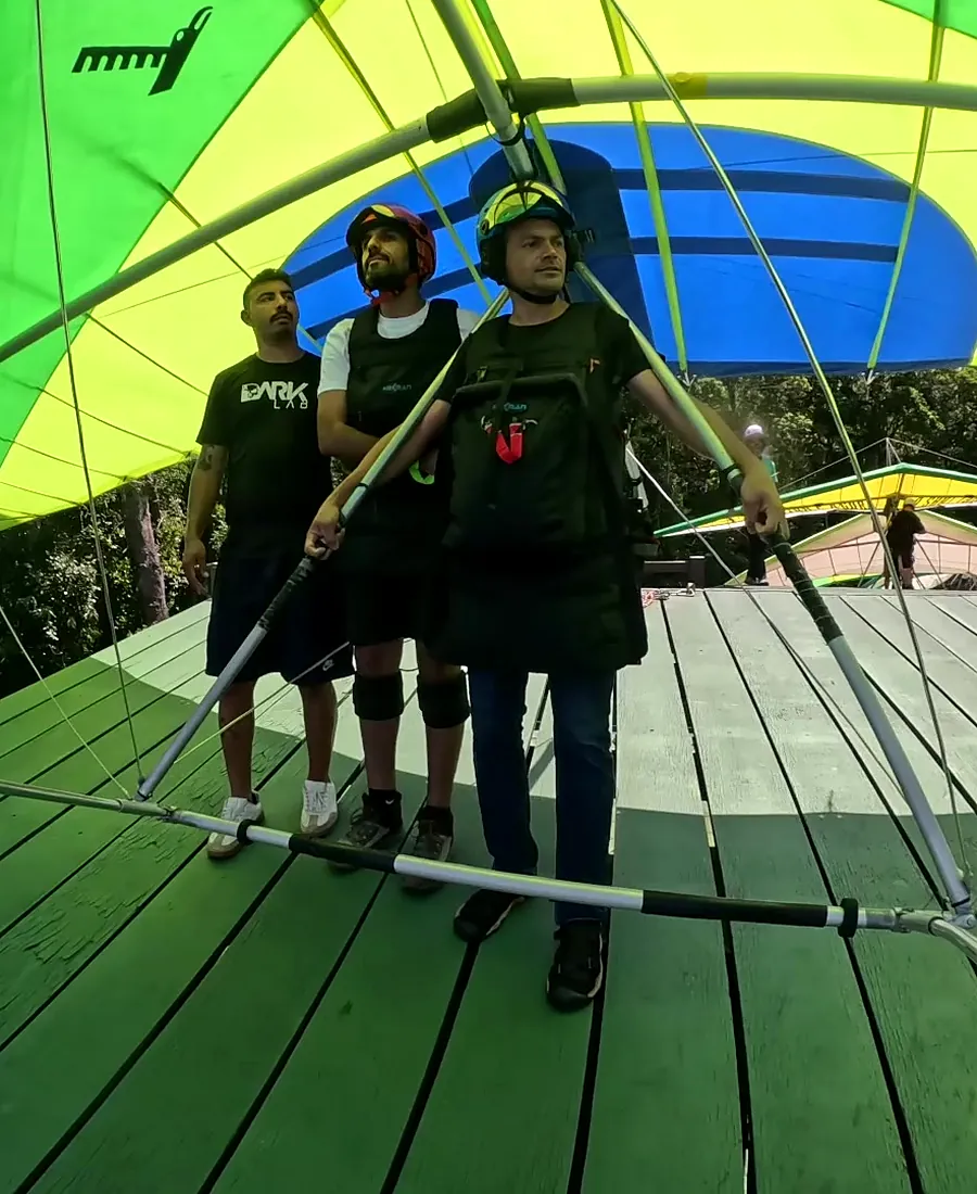 Piloto instrutor e passageiro na rampa da Pedra Bonita, prontos para a decolagem de asa-delta