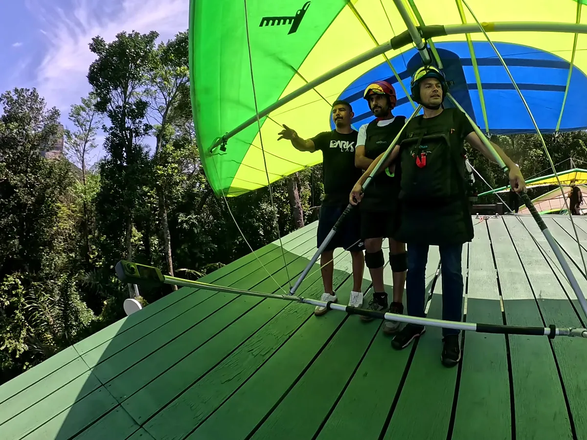 Piloto instrutor e passageiro prontos para decolar na rampa de asa-delta da Pedra Bonita